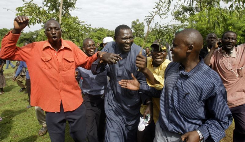 Malik Obama (uprostřed).