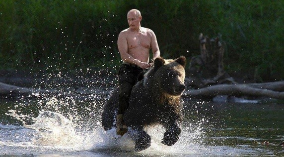 Vladimír Putin jedoucí na medvědovi. 