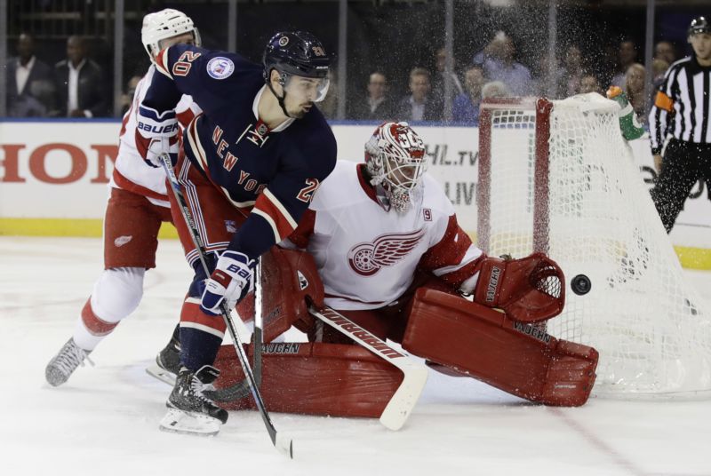 Jimmy Howard v brance Detroitu zářil.