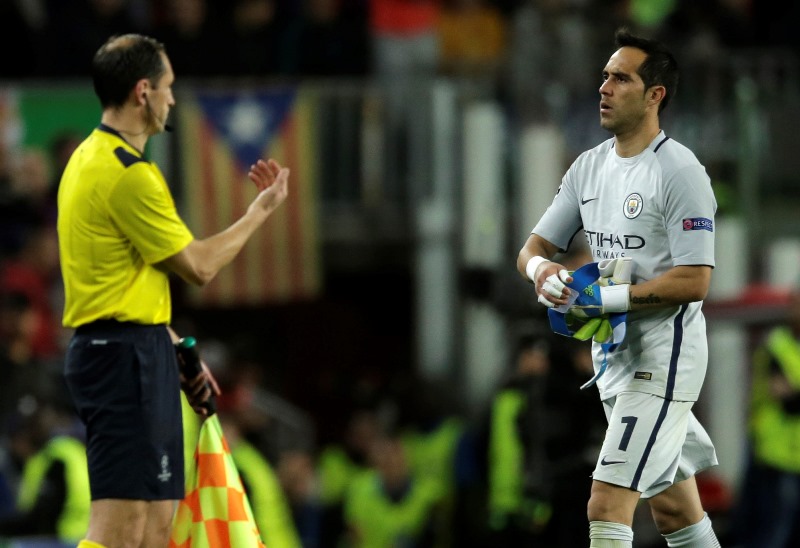 Dohrál jsi! Claudio Bravo viděl v 53. minutě červenou kartu.