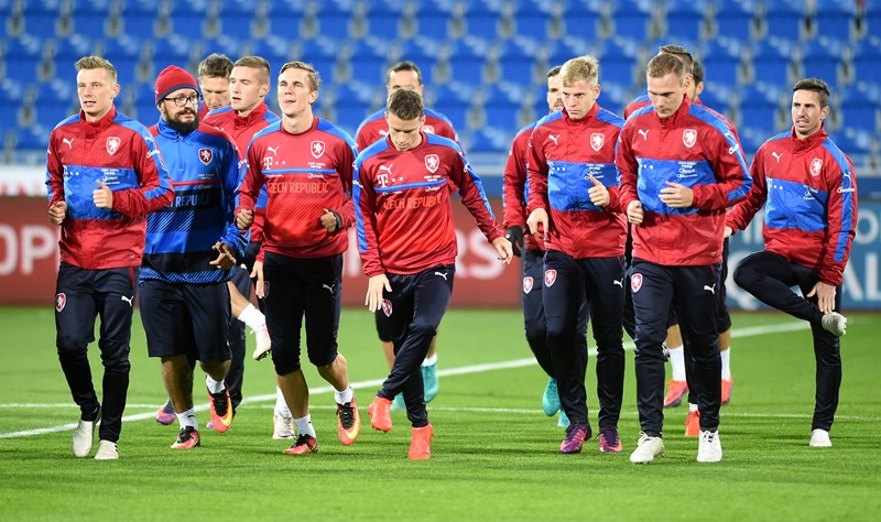 Česká fotbalová reprezentace si po kvalifikační prohře s Německem a remíze s Ázerbájdžánem pohoršila v žebříčku FIFA o sedm míst a je na 40. pozici. Česká fotbalová reprezentace si po kvalifikační prohře s Německem a remíze s Ázerbájdžánem pohoršila v žebříčku FIFA o sedm míst a je na 40. pozici.