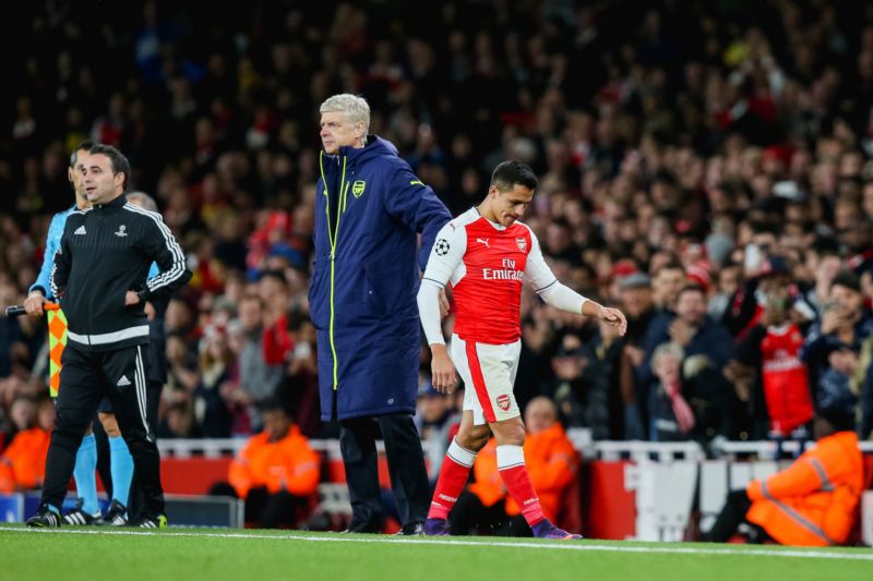Trenér Arsenalu Arsène Wenger při zápase Ligy mistrů.