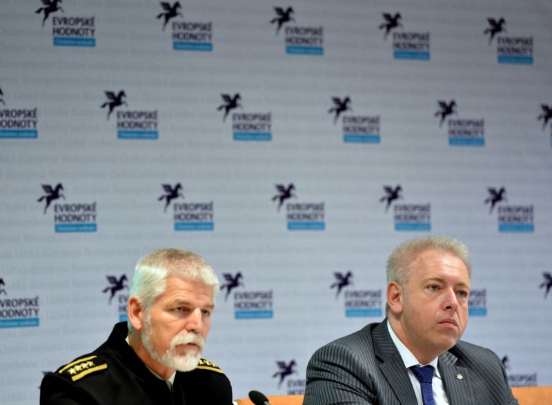 Předseda Vojenského výboru NATO P. Pavel a ministr vnitra M. Chovanec. 