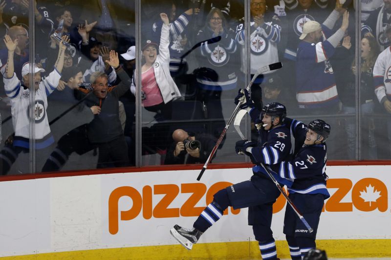 Hvězda středeční noci Patrik Laine v dresu Winnipegu.