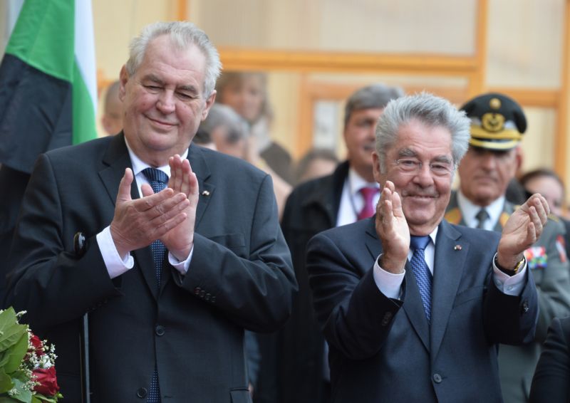 Prezident Miloš Zeman s exprezidentem Rakouska Heinzem Fischerem. 