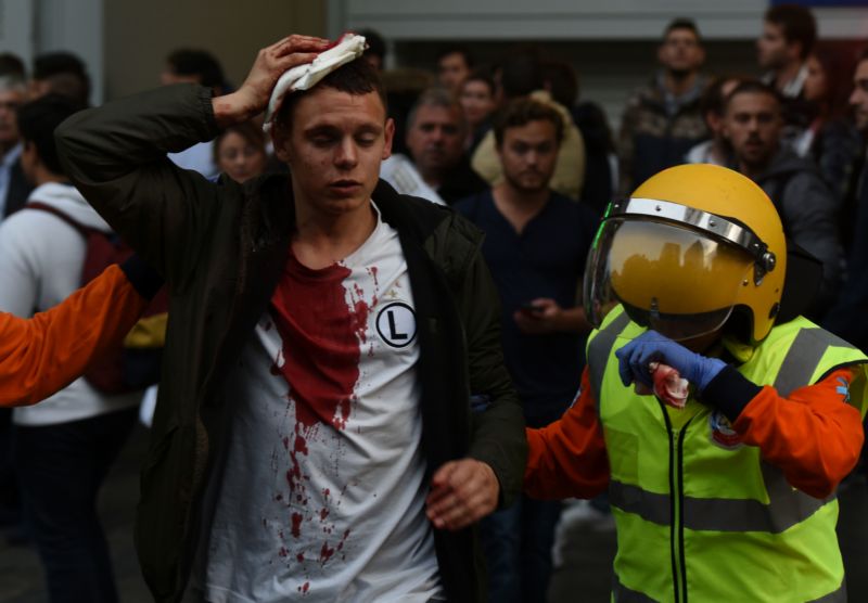 Fotbalové fanoušky Legie Varšava zatkla španělská policie.