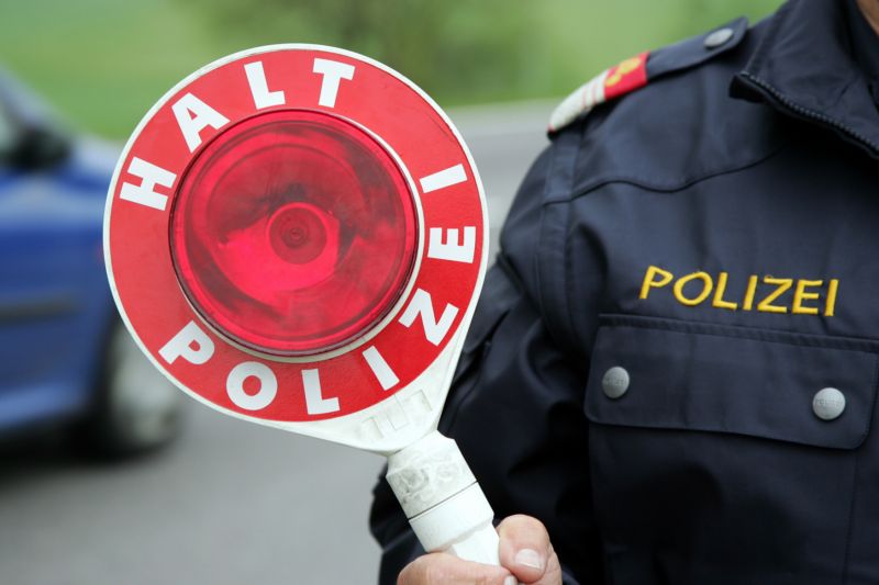 Rakouský policista pozdravil motoristu "Heil Hitler" (ilustrační foto).