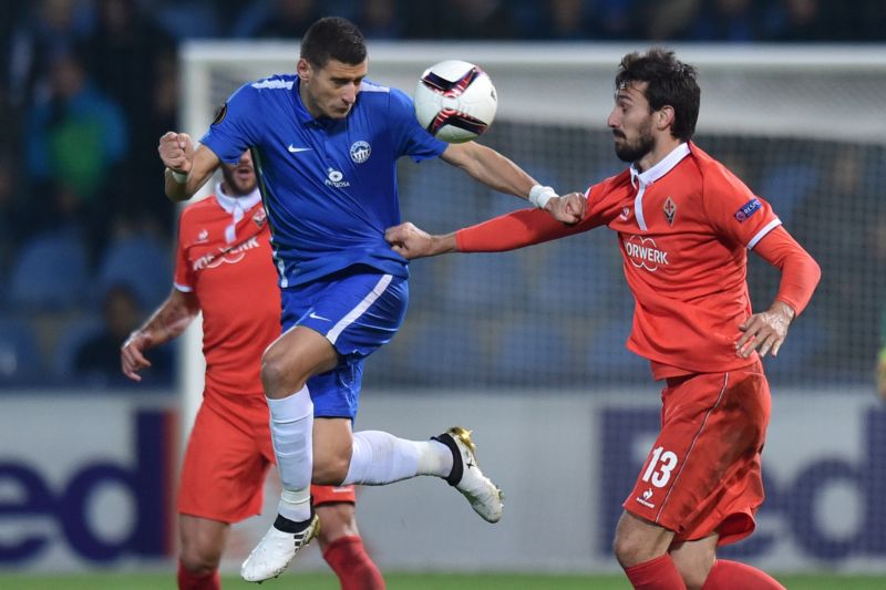 Miroslav Markovič (uprostřed) ze Slovanu Liberec a Davide Astori (vpravo) z Fiorentiny.