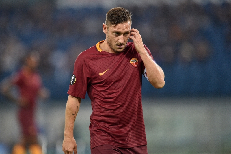 Fotbalisté AS Řím se na sebe zlobili za selhání v závěru domácího utkání s Austrií Vídeň. Fotbalisté AS Řím se na sebe zlobili za selhání v závěru domácího utkání s Austrií Vídeň.