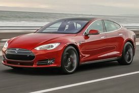 Model S by se měl brzy řídit sám.