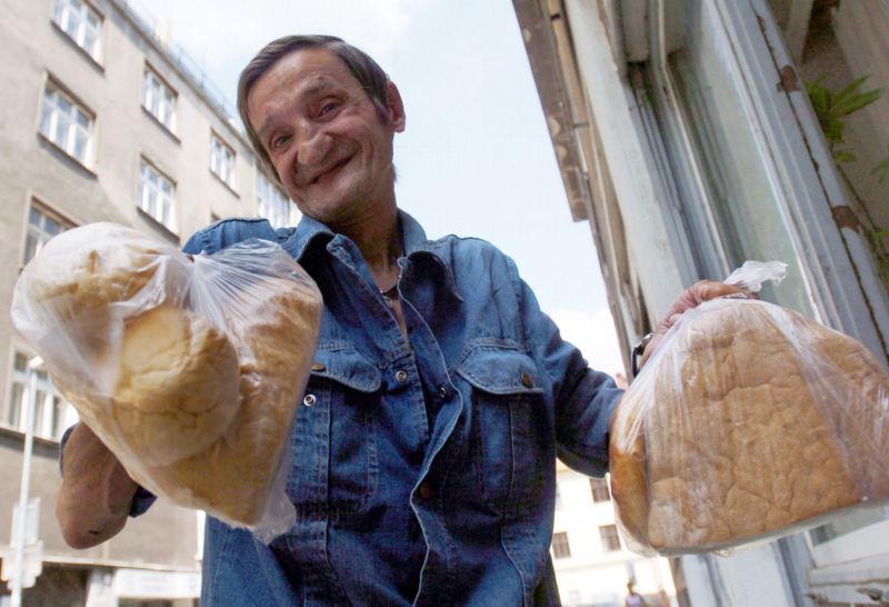 Slovensko rozdávalo potřebným potravinové balíčky. 