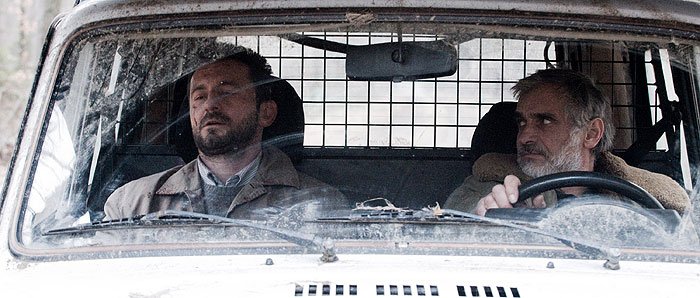 Snímek z filmu Vendeta (2011). Na opuštěné mýtině najde lesní správce (Oldřich Kaiser na snímku v pravo) ležet bezvládné tělo muže (Ondřej Vetchý). Podaří se mu ho vzkřísit, muž si ale nic nepamatuje. Neví, jak se do lesa dostal, ani proč je celý od krve a namísto odpovědí z místa uteče. Správce se vydává za ním a postupně zjišťuje, že muž je zapletený do krvavé msty, kterou možná sám inicioval a v níž důležitou roli hraje jeho čtrnáctiletá dcera.