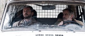 Snímek z filmu Vendeta (2011). Na opuštěné mýtině najde lesní správce (Oldřich Kaiser na snímku v pravo) ležet bezvládné tělo muže (Ondřej Vetchý). Podaří se mu ho vzkřísit, muž si ale nic nepamatuje. Neví, jak se do lesa dostal, ani proč je celý od krve a namísto odpovědí z místa uteče. Správce se vydává za ním a postupně zjišťuje, že muž je zapletený do krvavé msty, kterou možná sám inicioval a v níž důležitou roli hraje jeho čtrnáctiletá dcera.