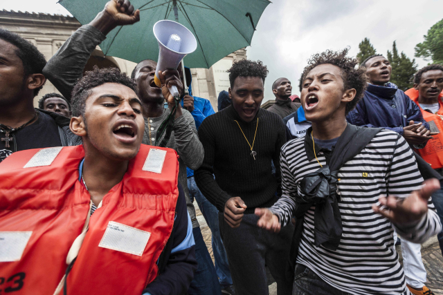 Stovky migrantů a dobrovolníků z humanitárních organizací demonstrovaly v Římě za solidaritu s uprchlíky, kteří hledají v Evropě azyl.