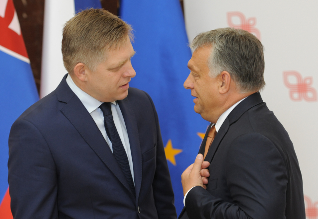 Na snímku zleva slovenský premiér Robert Fico a maďarský premiér Viktor Orbán.