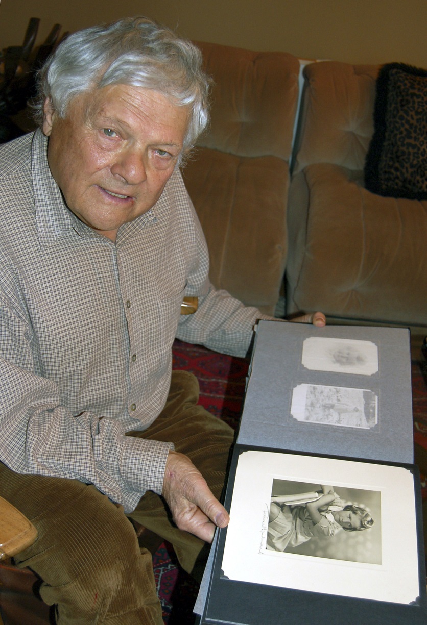 Jiří Brady ve svém domě v Torontu s rodinnými dokumenty.
