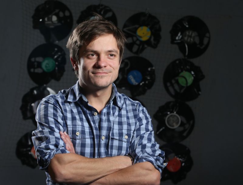 "Od malička miluju filmy. I když jsem hrál hokej, chodil jsem třeba třikrát týdně do kina, všechno kapesné na to padlo. V budoucnu bych se chtěl věnovat režii, herectví i psaní scénářů," říká Jiří Mádl.