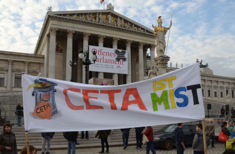 Proti smlouvě CETA se v některých státech protestuje. Na snímku demonstrace za její zrušení v rakouské Vídni.