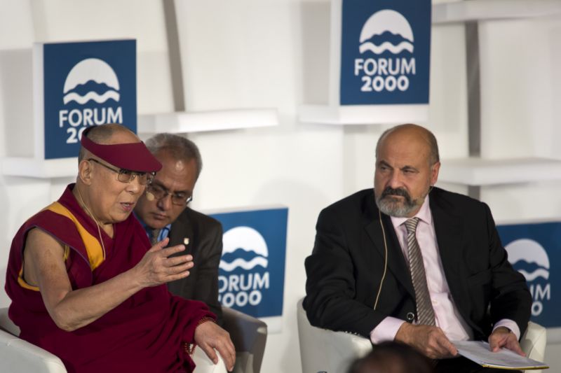 Tomáš Halík (vpravo) a dalajlama na konferenci Forum 2000.