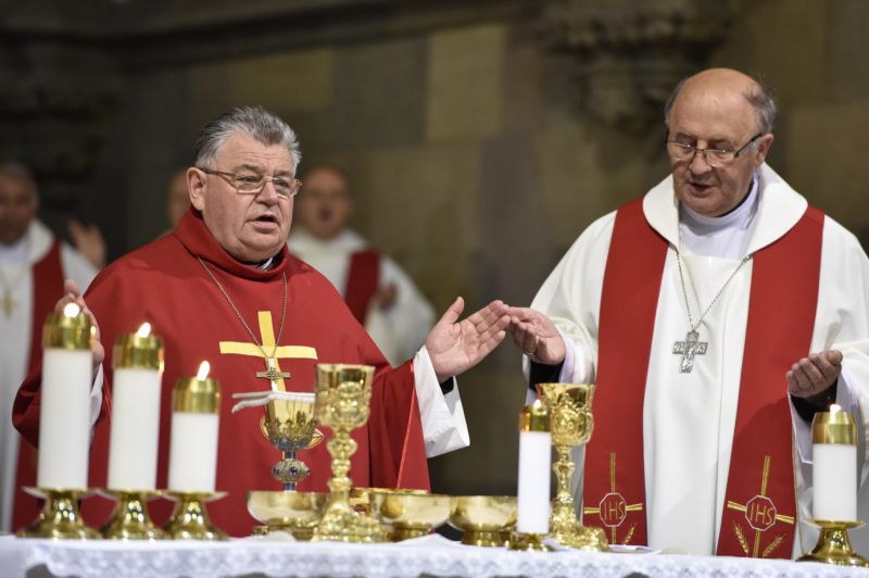 Kardinál Dominik Duka (vlevo) a arcibiskup olomoucký Jan Graubner.