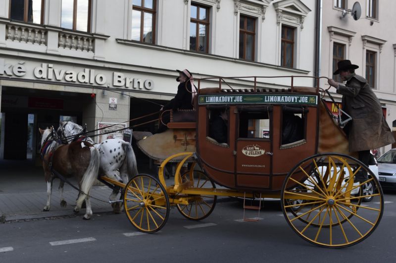 Herce přivezl na divadelní dvůr stylově dostavník. Herce přivezl na divadelní dvůr stylově dostavník.