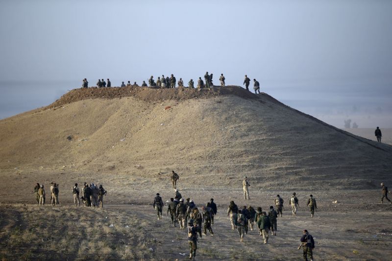 Irácké a kurdské síly otevřely další dvě fronty ofenzivy proti IS v Mosulu. Irácké a kurdské síly otevřely další dvě fronty ofenzivy proti IS v Mosulu.