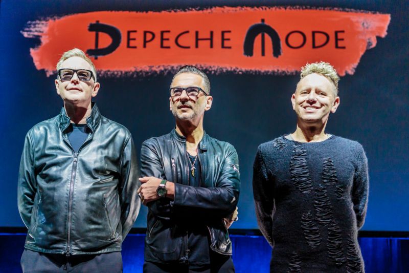 Depeche Mode na aktuální fotografii z Milána. Zleva Andy Fletcher, Dave Gahan a Martin Gore.  
