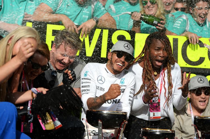 Bujaré oslavy si dopřával Lewis Hamilton se svými fanoušky.