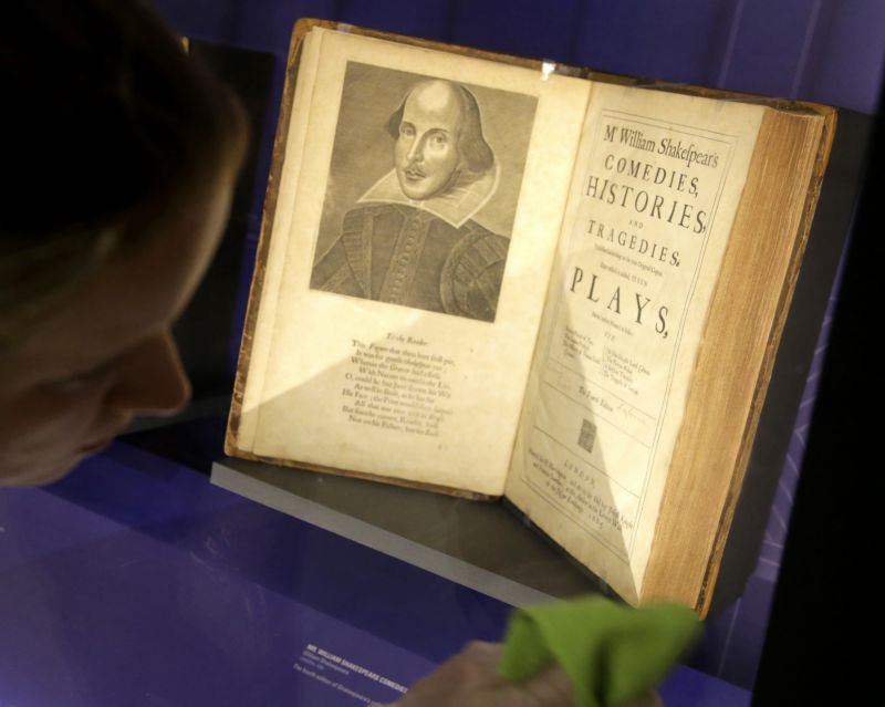 Soubor Shakespearových her ze 17. století v muzeu v Bostonu.