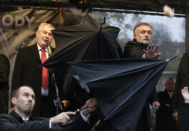 Bodyguardi se snaží prezidenta ochránit před vejci, 17. listopad 2014.