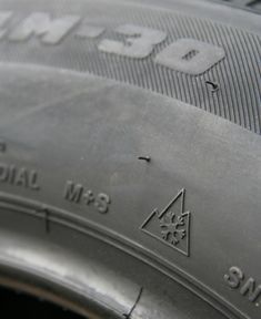 Symbol trojité hory se sněhovou vločkou, to je opravdové zimní obutí.