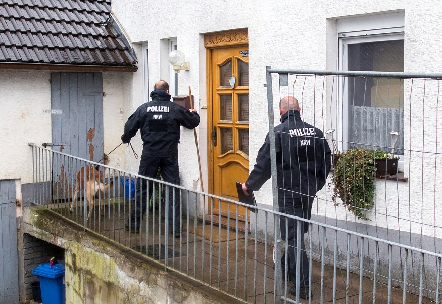 Policie při zásahu v domě vrahů v Höxteru.