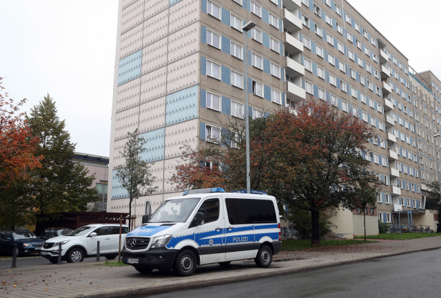 Německá policie před jednou z budov, kde probíhal zásah.