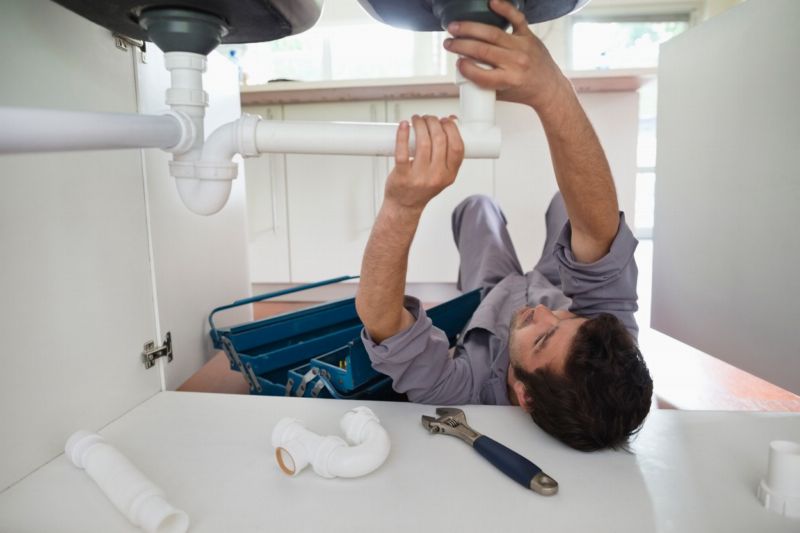 Zaměstnavatelé mají problémy se sháněním manuálních pracovníků, jako jsou tesaři, elektrikáři, instalatéři i řidiči (ilustrační foto). Zaměstnavatelé mají problémy se sháněním manuálních pracovníků, jako jsou tesaři, elektrikáři, instalatéři i řidiči (ilustrační foto).