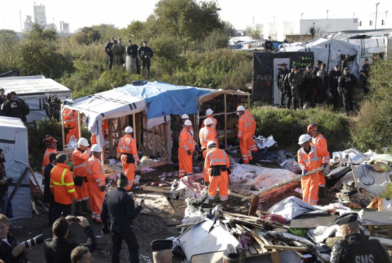 Skupiny začaly bourat přístřešky v táboře zvaném "džungle" u Calais.