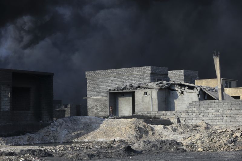 Mosul brání podle iráckých odhadů 5000 až 6000 bojovníků IS. Mosul brání podle iráckých odhadů 5000 až 6000 bojovníků IS.