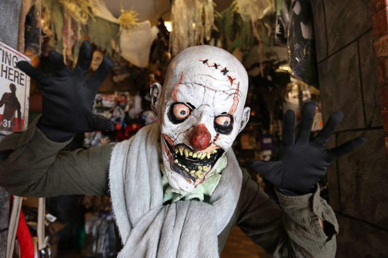 Policie radí veřejnosti, aby se o Halloweenu raději vzdala masek klaunů. Policie radí veřejnosti, aby se o Halloweenu raději vzdala masek klaunů.