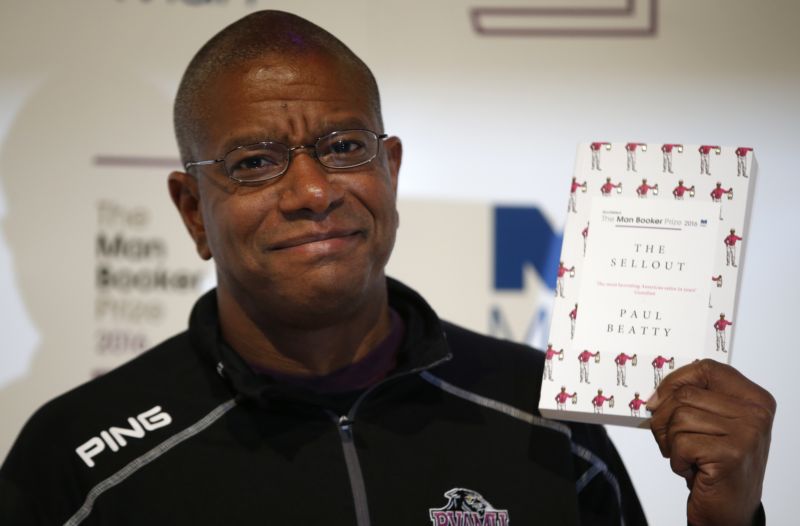 Spisovatel Paul Beatty získal Man Bookerovu cenu za literaturu.