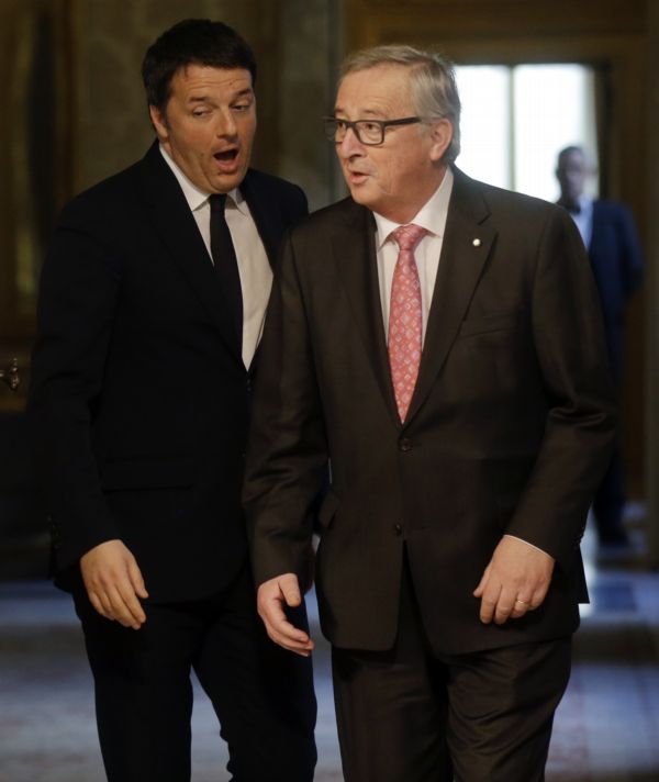 Italský premiér Matteo Renzi (vlevo) a předseda Evropské komise Jean-Claude Juncker.