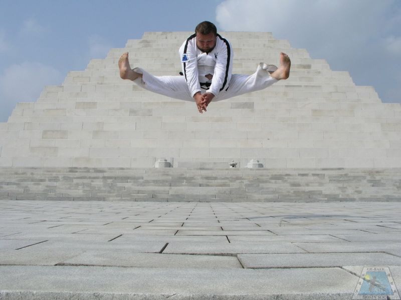 "Dětem dává taekwon-do něco akčního. Je to pro ně samozřejmě mnohdy mnohem zajímavější než sedět na hodině češtiny," myslí si Martin Zámečník.