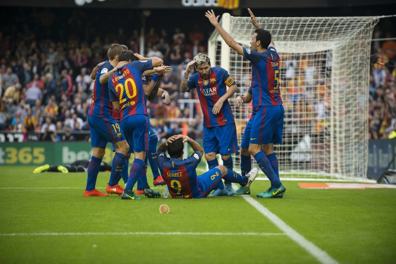 Barcelona se raduje z gólu do sítě Valencie. 