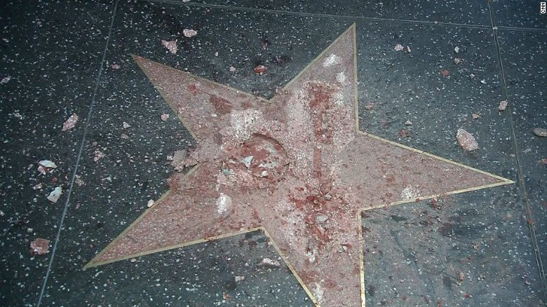 Poškozená Trumpova hvězda na "chodníku slávy".