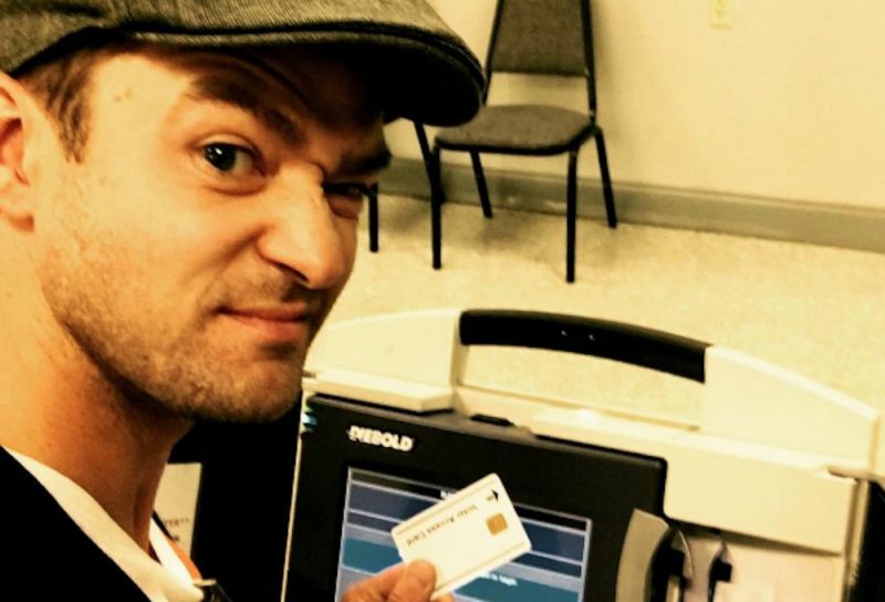Justin Timberlake si vyfotil selfie u volební urny.