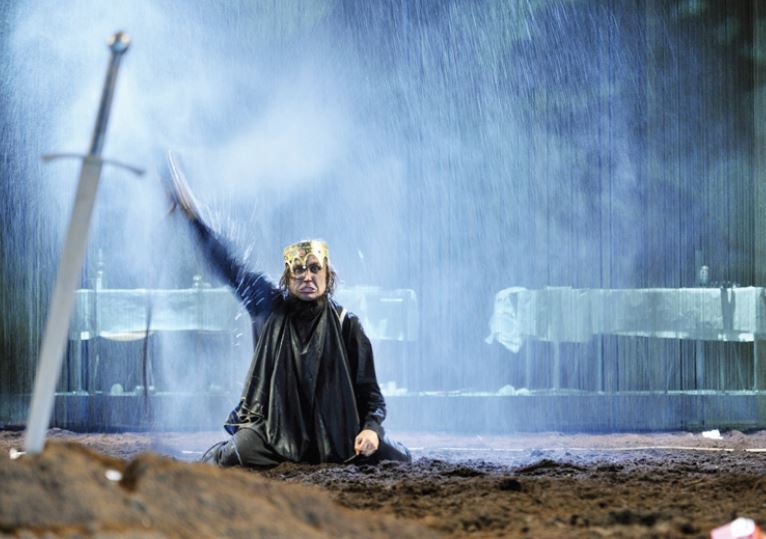 Hamlet. Shakespearova klasika v režii Thomase Ostermeiera je vizuálně poutavá.