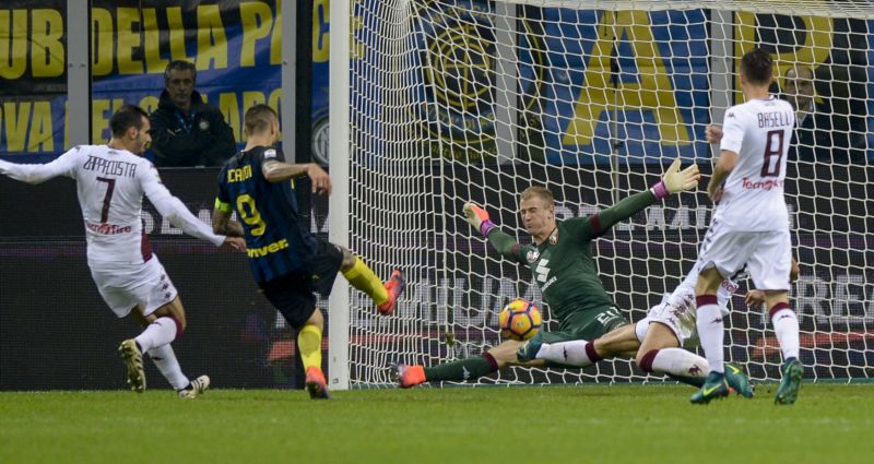 Joe Hart v nešťastném souboji s Iccardim.