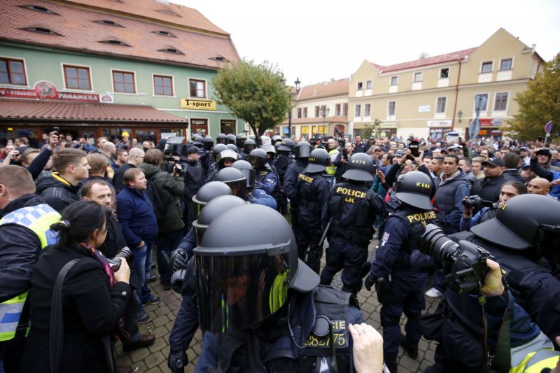 Asi 400 lidí uctilo 27. října v Žatci památku Roma.