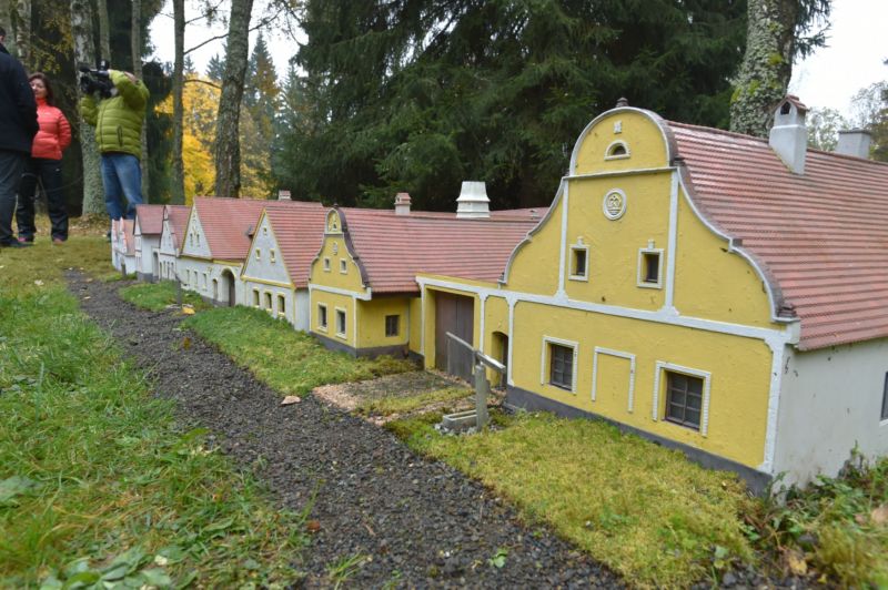 V parku Boheminium v Mariánských Lázních byl odhalen model souboru lidových staveb v jihočeských Holašovicích.