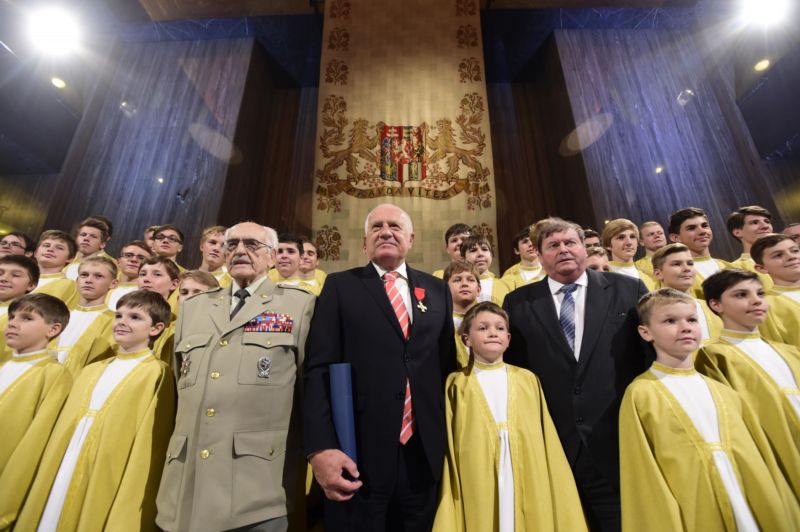 Bývalý prezident Václav Klaus (uprostřed) vystoupil na pražském Vítkově na slavnostním shromáždění pořádaném Svazem bojovníků za svobodu při příležitosti svátku Dne vzniku samostatného československého státu.
