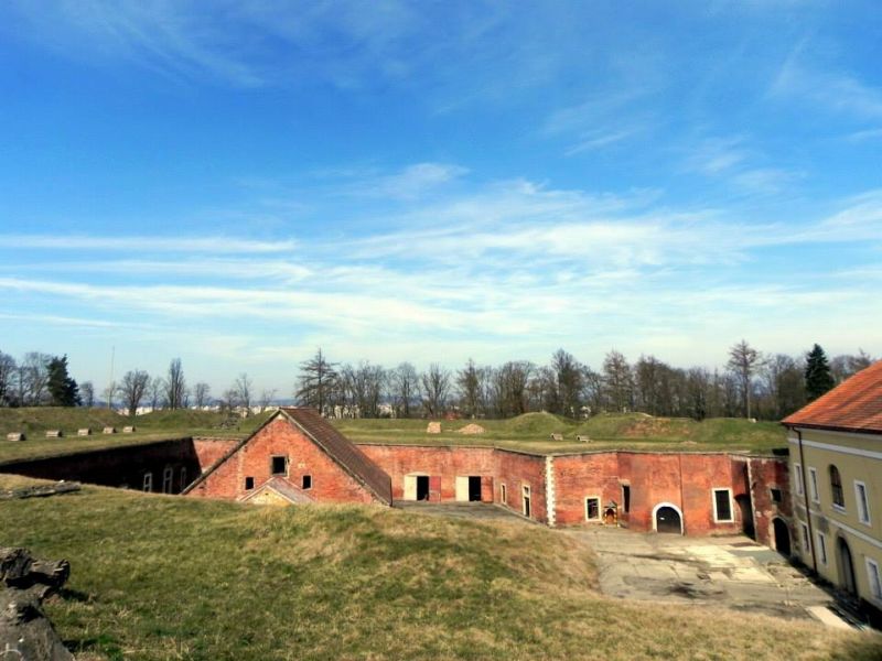 Prohlídkový okruh pro návštěvníky pevnosti Josefo zahrnuje například vstup do podzemí pevnosti, obytné kasematy, lapidarium M.B.Brauna či prohlídku hlavního valu pevnosti s vyhlídkou.