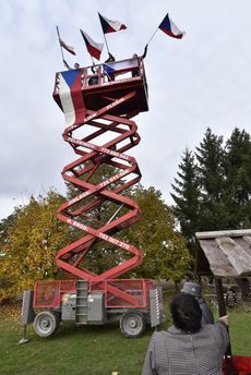 Obyvatelé vesničky Putimov na Pelhřimovsku oslavili 28. října výročí vzniku Československa vyvěšením 1657 českých vlajek, z nichž velkou část sami namalovali nebo ušili. Vlajky zdobily téměř každé stavení v obci, lemovaly také trávníky, ploty, dopravní značky a kmeny stromů u silnice.
